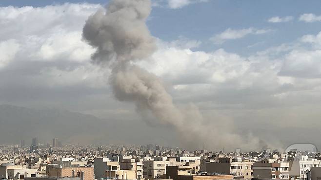 이스라엘이 이란에 대한 공격을 공식화한 가운데 이란 수도 테헤란에 28일 연기가 치솟고 있다. 2026.2.28 ⓒ 로이터=뉴스1