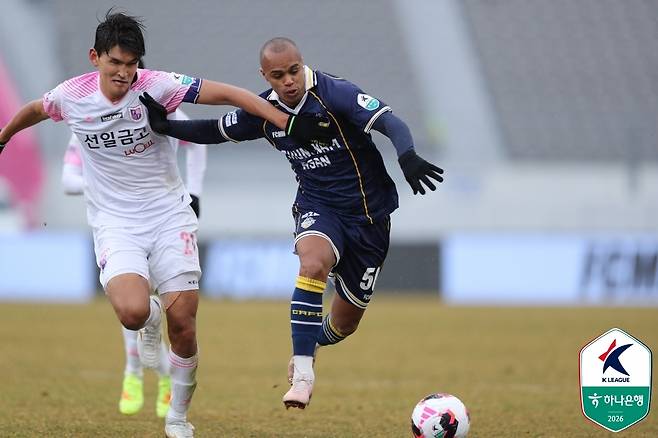 파주 프런티어(유니폼 흰색)는 2일 열린 하나은행 K리그2 2026 1라운드 충남아산전에서 2-3으로 역전패했다. (한국프로축구연맹 제공)