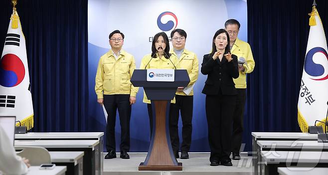 김진아 외교부 2차관이 2일 서울 종로구 정부서울청사에서 중동 상황점검 긴급 관계부처회의 관련 브리핑을 하고 있다. 오른쪽은 이형일 재정경제부 1차관. 2026.3.2 ⓒ 뉴스1 김성진 기자