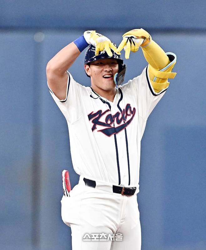 WBC 대한민국 야구대표팀의 안현민이 2일 일본 오사카 교세라돔에서 열린 한신 타이거즈와 평가전 1회초 2사 1-3루 한신 선발 사이키를 상대로 1타점 2루타를 치고 세리머니를 하고 있다. 오사카 | 박진업 기자 upandup@sportsseoul.com