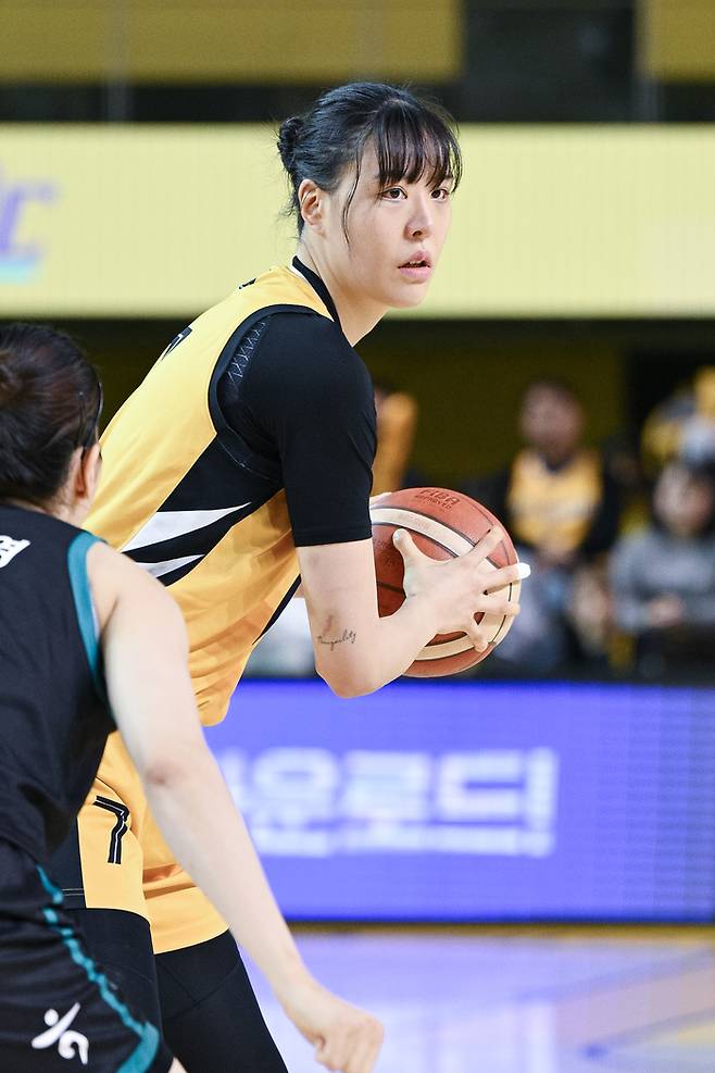 KB 박지수가 청주체육관에서 열린 BNK금융 2025~2026 여자프로농구 하나은행전에서 패스할 곳을 찾고 있다. 사진 | WKBL