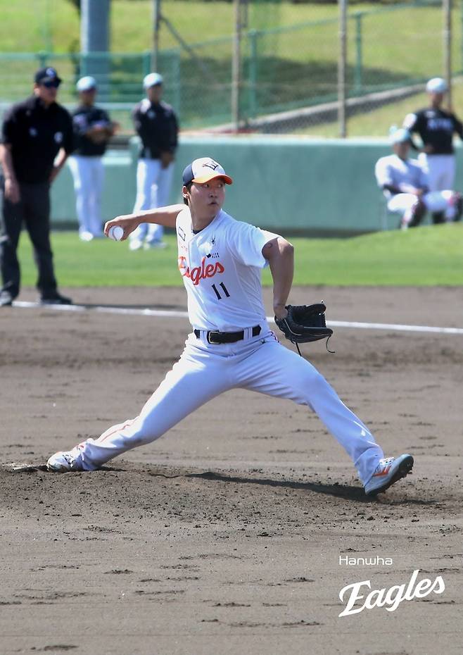 엄상백이 2일 일본 오키나와 구시가와 야구장에서 열린 KT와의 평가전에 선발 등판해 역투하고 있다. 사진 | 한화 이글스
