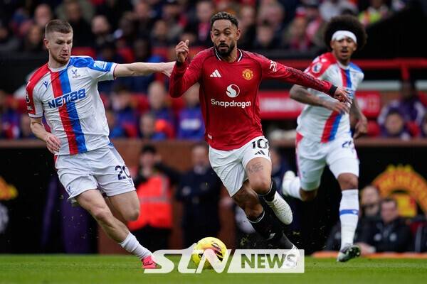 공을 향해 달려가는 맨유의 마테우스 쿠냐. /사진=뉴시스(AP)