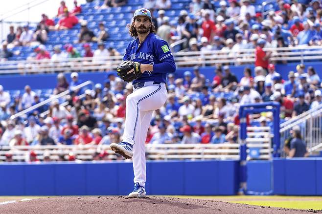 딜런 시즈가 시범경기 첫 등판서 필라델피아를 상대로 힘차게 공을 뿌리고 있다. 사진=토론토 블루제이스 구단 X 계정