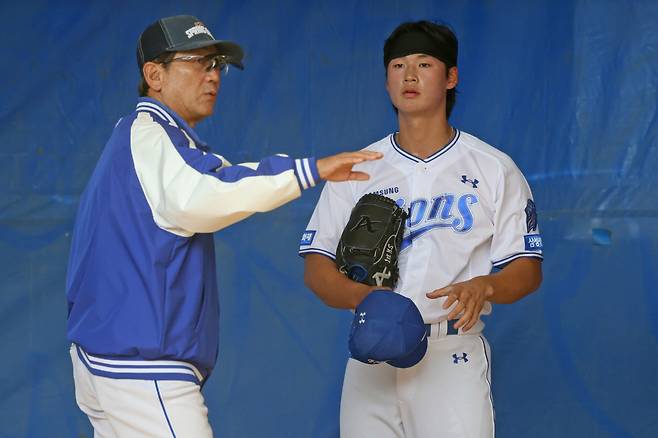 최일언 코치의 조언을 듣는 이호성.