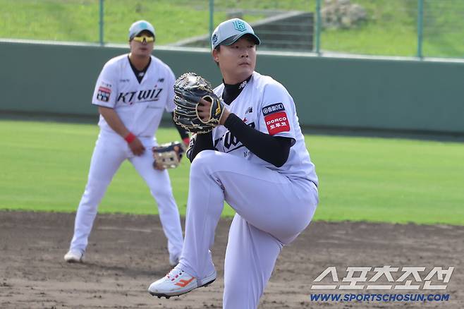 KT 위즈 한승혁이 1일 LG 트윈스와의 연습경기서 피칭하고 있다. 사진제공=KT 위즈
