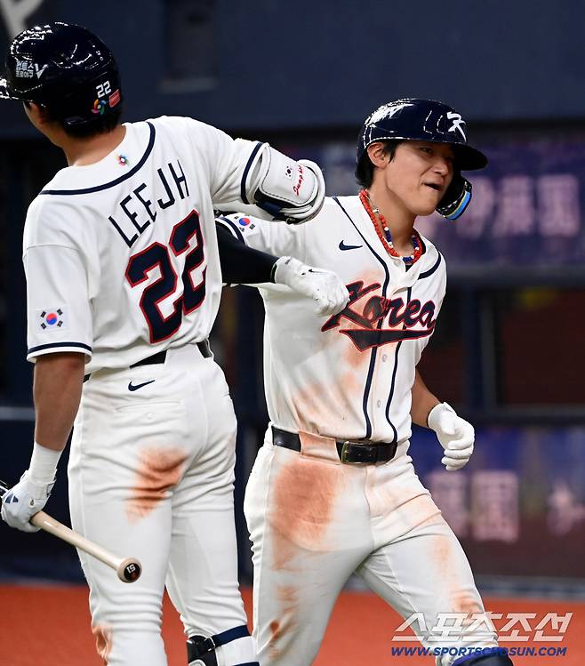 2일 일본 오사카 교세라돔에서 열린 WBC(월드베이스볼클래식) 한국 대표팀과 한신 타이거즈의 경기, 5회초 1사 한국 김도영이 동점 솔로홈런을 치고 이정후의 환영을 받고 있다. 오사카(일본)=허상욱 기자wook@sportschosun.com/2026.03.02/