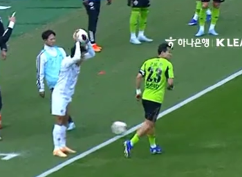 상대 스로인을 고의로 지연하기 위해 다른 공을 발로 재차 차 넣는 이승우. ⓒ쿠팡플레이