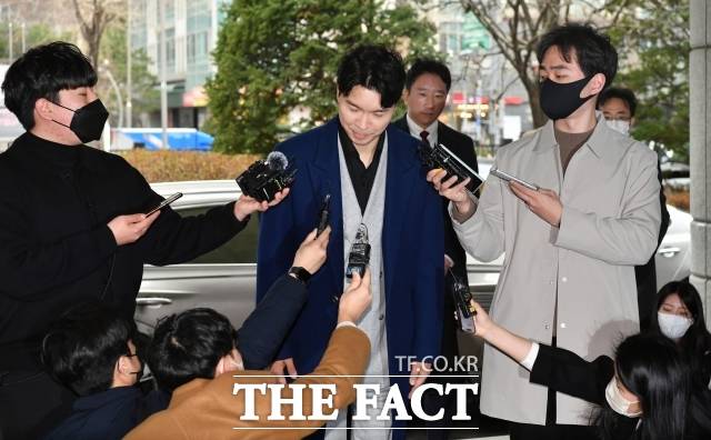 연예계에는 오랜 관행처럼 이어진 가족 중심 매니지먼트 구조가 존재해왔다. 부모, 형제, 배우자가 매니저이자 대표인 경우가 적지 않다. 사진은 박수홍이 2023년 3월 서울 마포구 서울서부지방법원에서 열린 친형 부부의 출연료 횡령 혐의 관련 공판에 증인으로 출석 중 입장을 밝히고 있다. /더팩트 DB