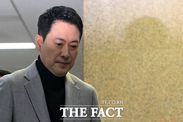 더불어민주당이 2일 장동혁 국민의힘 대표를 향해 "양심이 있다면 본인의 6주택부터 팔라"고 맞받았다. 사진은 장 대표가 지난달 26일 오전 서울 여의도 국회에서 열린 최고위원회의에 참석하고 있는 모습./남용희기자