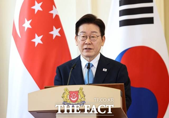 위성락 국가안보실장은 2일(현지시간) 싱가포르 현지 브리핑에서 최근 미국과 이스라엘의 이란 공습과 관련해 "지나치게 우려하지 않아도 된다"고 밝혔다. 이재명 대통령이 이날 싱가포르 정부청사에서 로렌스 웡 총리와 정상회담을 가진 뒤 공동언론발표를 하고 있다. /뉴시스