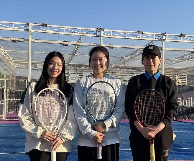 대한테니스협회 직원으로 일하는 테니스 유망주 출신 김은영 부장, 멀리뛰기 전국체전 우승자였던 박소희 팀장, 아시안게임 리듬체조 동메달리스트 임세은 주임(오른쪽부터). 세 명의 직원이 서울 양재동 하나로마트 옥상에 자리한 루프탑 코트인 스카이라인 아카데미에서 대한테니스협회 체육행사에 참가했다. 대한테니스협회 제공