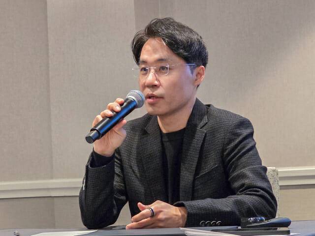 문한길 마스터가 갤럭시 버즈4 프로에 대해 설명하고 있다.(사진=삼성전자)