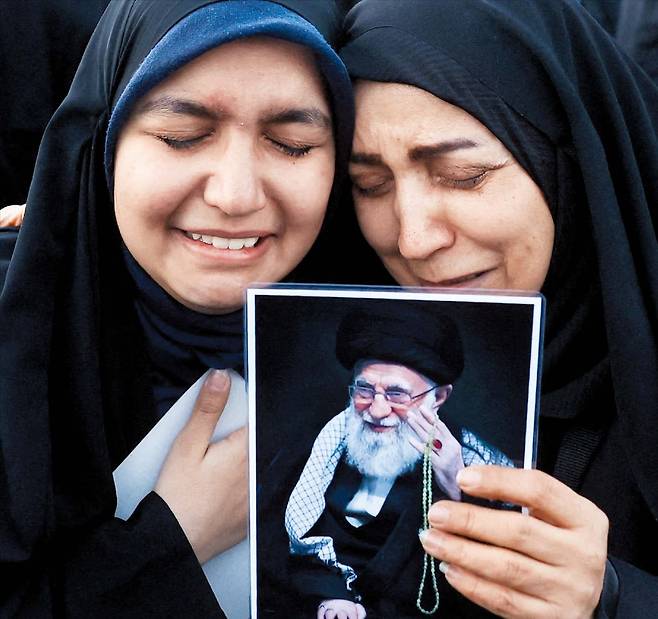 희비 갈린 이란인들  지난달 28일(현지 시각) 도널드 트럼프 미국 대통령이 이란 최고 지도자 하메네이가 사망했다고 밝히자 미국 버지니아에 사는 이란인들이 기뻐하고 있다(위쪽 사진). 아래쪽 사진은 1일 이란의 수도 테헤란 엔켈랍 광장에 모인 시민들이 하메네이의 사진을 들고 우는 모습./로이터 연합뉴스