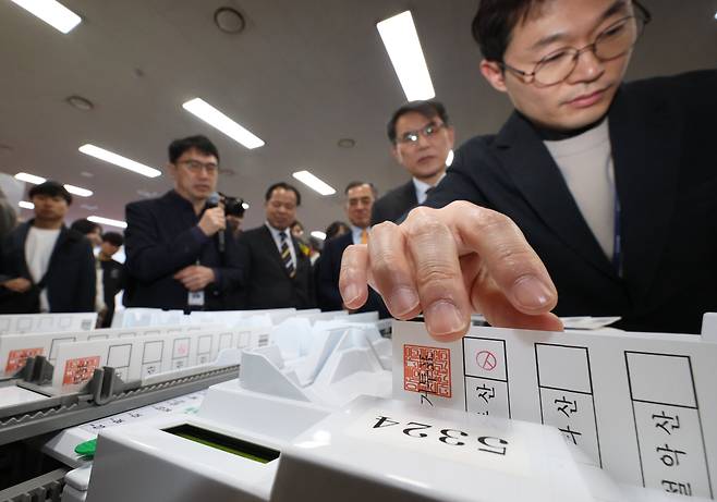 2026년 2월 27일 경기 과천시 중앙선거관리위원회에서 열린 제9회 전국동시지방선거 선거종합상황실 개소식에서 투표지 분류기를 시험 가동해 보고 있다. /장경식 기자