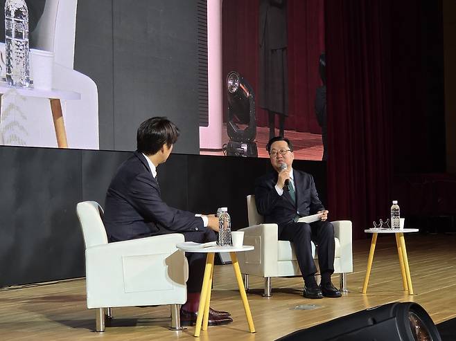 2일 대전컨벤션센터에서 이장우 대전시장(오른쪽)이 북콘서트를 열고 행정통합에 대한 입장을 밝히고 있다. 이준섭 기자