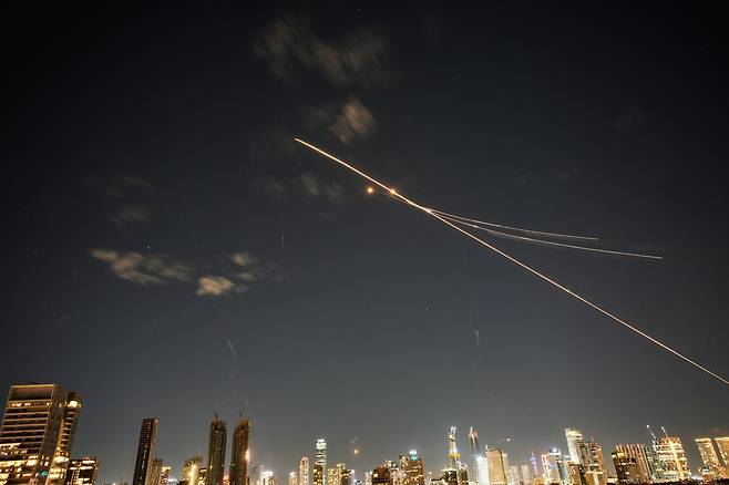 지난달 28일(현지 시간) 이스라엘 텔아비브 상공에서 이스라엘 방공망이 이란의 미사일을 요격하기 위해 가동되고 있다. 2026.03.01. 텔아비브=AP/뉴시스