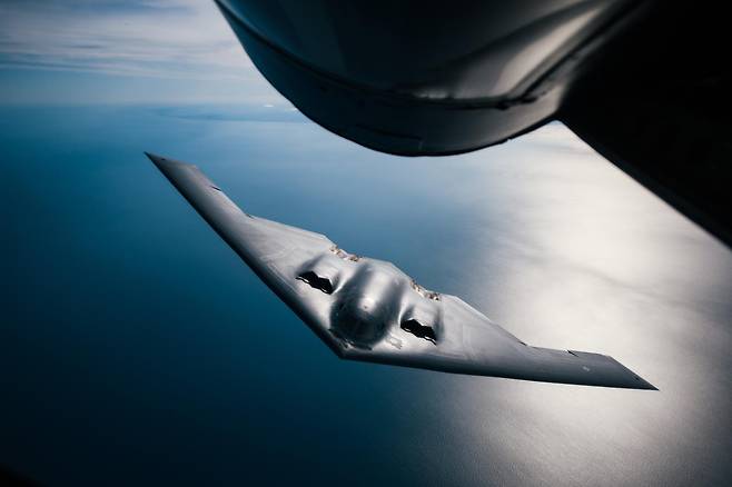 미 공군의 B-2 ‘스피릿’ 스텔스 전략폭격기가 2019년 4월 29일 영국에서 훈련에 참가한 모습. 사진: 미 공군 제공 ⓒ 뉴스1