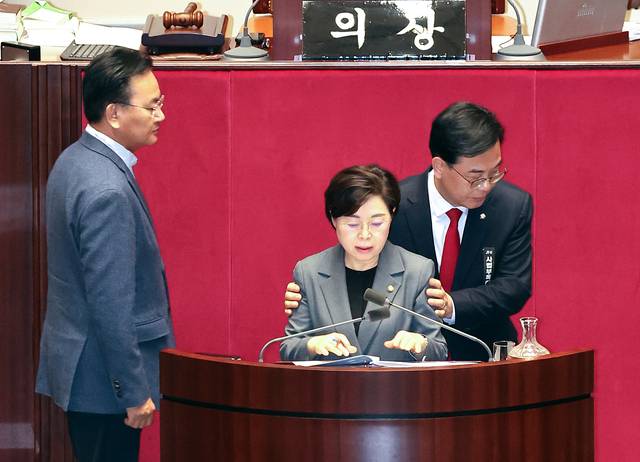 국민의힘 송언석 원내대표가 1일 국회 본회의장에서 국민투표법 전부개정법률안(대안)에 대한 무제한토론을 하고 있던 김정재 의원에게 토론 중단을 요청한 뒤 단상을 내려가고 있다. 송 원내대표는 앞서 더불어민주당에 대구·경북 행정통합 특별법 처리 협조를 요구하며 필리버스터(무제한 토론을 통한 합법적인 의사진행 방해)를 전면 중단하겠다고 밝혔다. [연합뉴스]