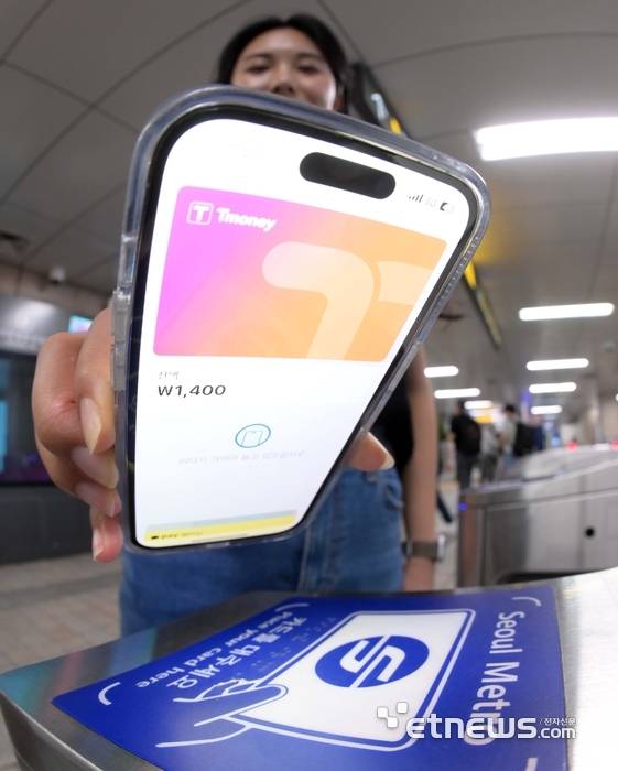 서울시내 한 지하철 개찰구에서 시민이 애플페이 티머니 교통카드를 태그해 지하철을 이용하고 있다. 김민수기자 mskim@etnews.com