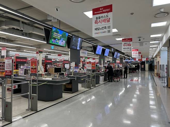 지난달 27일 오후 서울 관악구 홈플러스 남현점의 지하 2층 카운터 절반 가량이 운영되고 있지 않다. 사진=김현지 기자