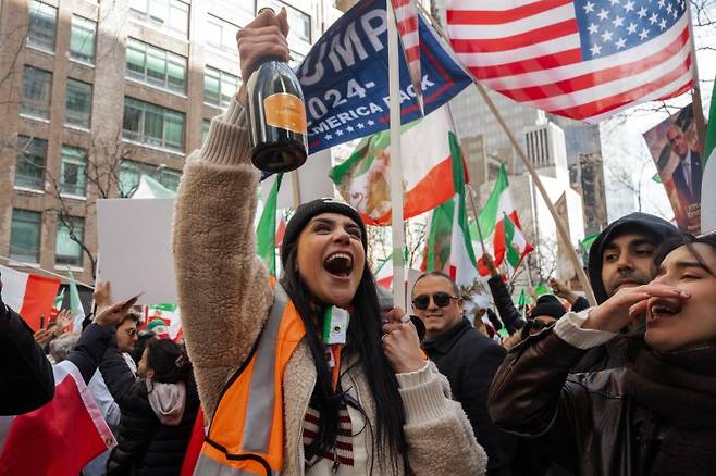 이란 최고 지도자 알리 하메네이가 사망한 소식을 들은 이란계 미국인들이 1일(현지시간) 미국 뉴욕에서 열린 '이란의 자유' 시위에서 기뻐하고 있다고.EPA연합뉴스