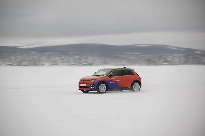 아우모비오의 MK C2 브레이크가 탑재된 르노 차량이 지난달 19일(현지시간) 스웨덴 아르비자우르 소재 아우모비오 드라이빙 센터에서 빙판길 주행에 나서고 있다.