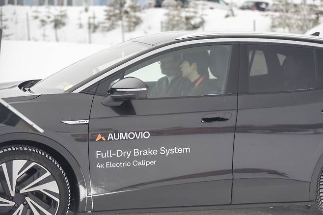 본지 김동찬 기자가 아우모비오의 풀드라이 브레이크가 탑재된 폭스바겐 차량에 탑승해 기술 관련 설명을 듣고 있다. 아우모비오 제공