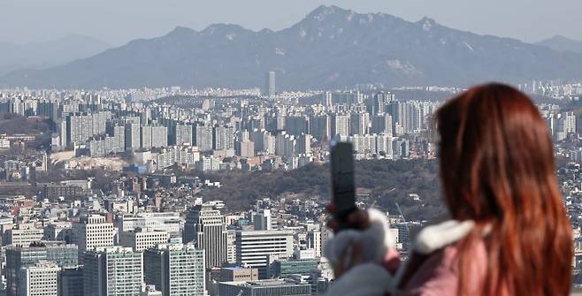 지난달 23일 서울 남산에서 바라본 서울 시내 아파트 밀집 지역 모습. 연합뉴스