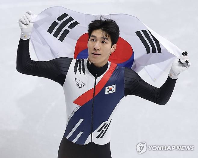 태극기를 들고 트랙 누비는 황대헌.연합뉴스