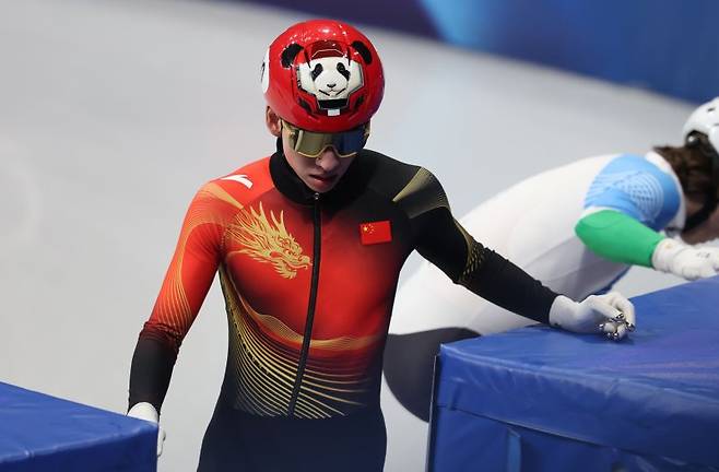 한국 출신 중국 귀화 선수 쇼트트랙 린샤오쥔(한국명 임효준)이 18일(현지 시간) 이탈리아 밀라노 아이스 스케이팅 아레나에서 열린 2026 밀라노·코르티나 담페초 동계올림픽 쇼트트랙 남자 500m 준준결승을 마친 뒤 아쉬워하고 있다.뉴시스