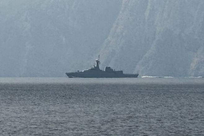 1일 세계 석유 및 가스의 상당량이 통과하는 주요 해상 교통로인 호르무즈 해협에서 항해 중인 해군 함정 모습. AFP 연합뉴스