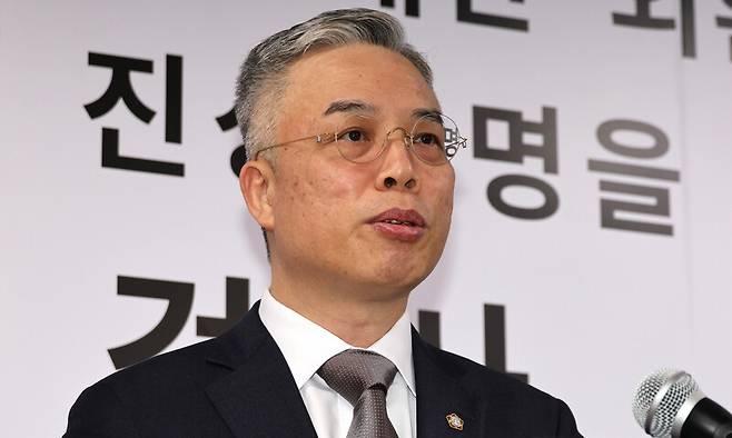 권창영 2차 종합특별검사가 지난달 25일 경기도 과천시 2차 종합특검 사무실에서 출범 뒤 첫 브리핑을 하고 있다. 류우종 선임기자 wjryu@hani.co.kr