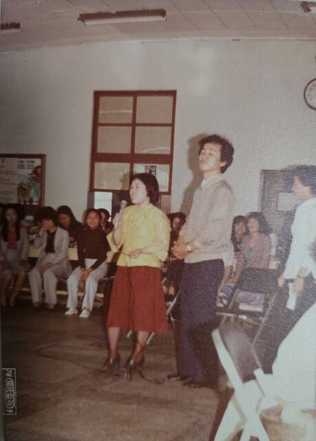 6개월 구속 뒤 석방된 다음날인 1978년 9월17일 원풍 노조 추석 잔치에서 필자(마이크 든 이)가 인사하고 있다. 오른쪽은 방용석 당시 지부장. 장남수 제공