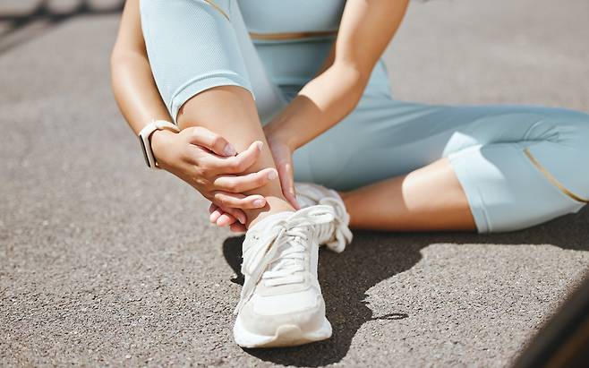 피로골절은 반복적인 미세한 충격이 뼈에 누적되면서 발바닥, 발뒤꿈치, 발목, 정강이뼈, 무릎 등에서 주로 발생한다./사진=클립아트코리아