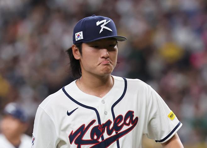 <yonhap photo-3710="">2일 일본 오사카 교세라돔에서 열린 월드베이스볼클래식(WBC) 평가전 한국 대표팀과 일본 프로야구 한신 타이거스와의 경기. 2회말 한국 선발투수 곽빈이 한신에게 3점을 허락한 뒤 마운드를 떠나고 있다. <저작권자 ⓒ 1980~2026 ㈜연합뉴스. 무단 전재 재배포 금지, AI 학습 및 활용 금지></yonhap>