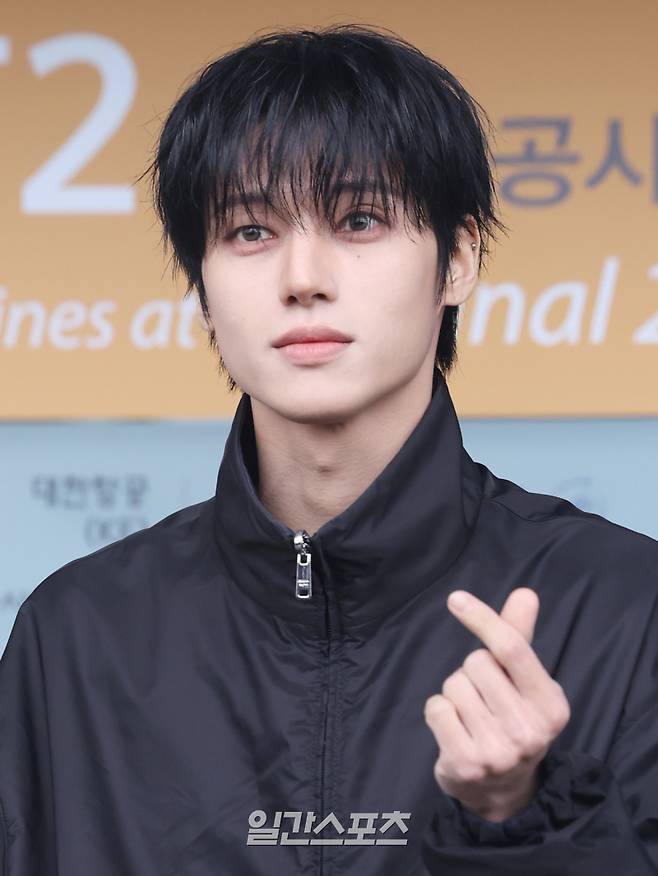 에이티즈 우영이 24일 오전 해외 일정 참석차 인천국제공항을 통해 이탈리아 밀라노로 출국하고 있다. 인천공항=서병수 기자 qudtn@edaily.co.kr /2026.02.24/