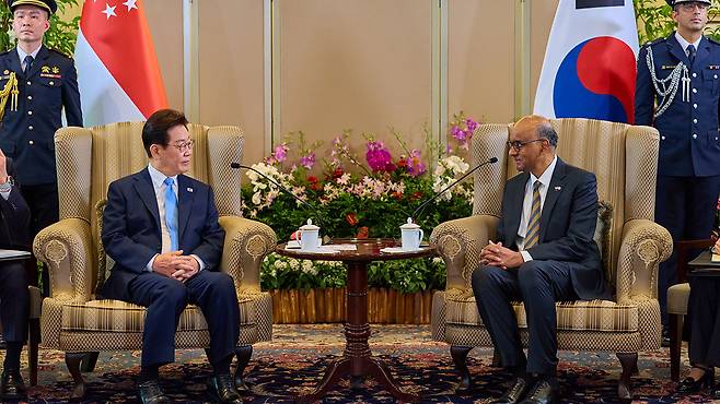 이재명 대통령이 2일 싱가포르 외교부 청사에서 국빈방문 공식 환영식 후 타르만 샨무가라트남 대통령과 면담하고 있다