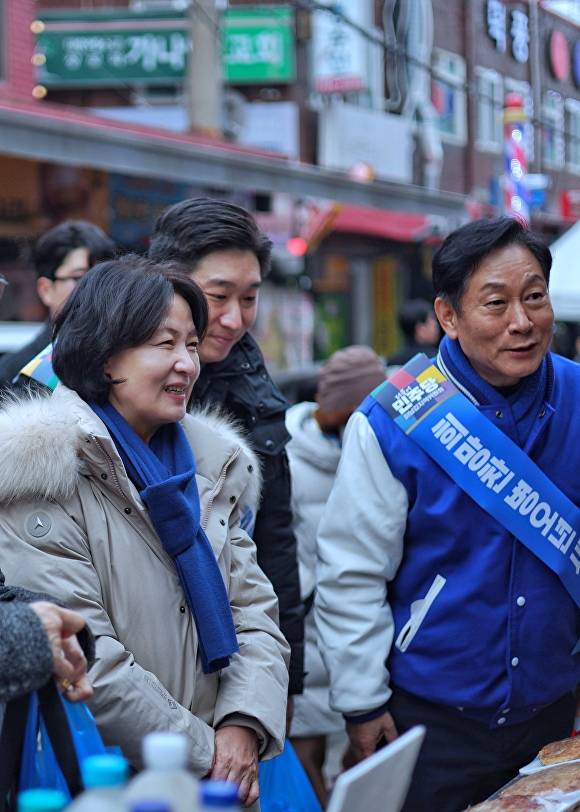 강병덕 예비후보(사진 세번째)가 추미애 의원(첫번째)과 함께 시장을 찾아 상인들과 시민들에게 새해 인사를 하고 있다. [사진=강병덕 예비후보]