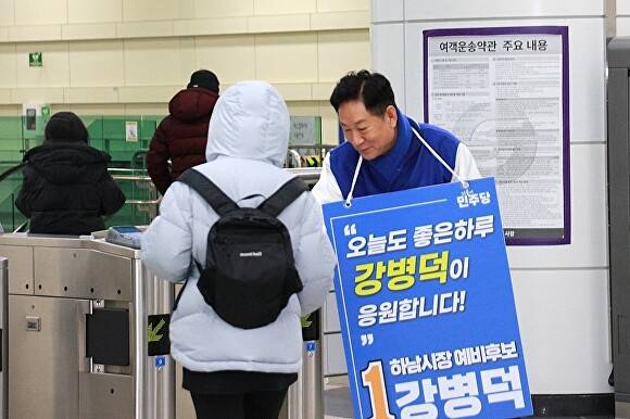 강병덕 예비후보가 지하철 역에서 출근하는 시민에게 인사를 하고 있다. [사진=강병덕 예비후보]