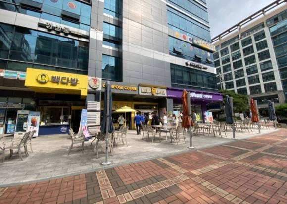 서울 소재 한 건물에 저가커피 브랜드들이 줄지어 입점해 있다. [사진=온라인 커뮤니티 캡처]