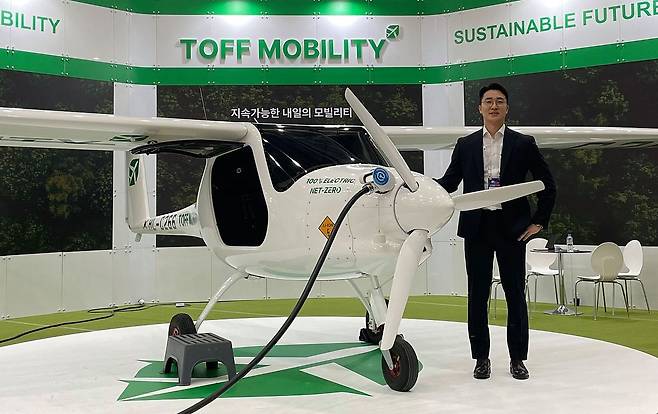 2024년 10월, 대구에서 열린 대한민국 미래모빌리티 엑스포(DIFA) 박람회에서 전기비행기와 함께 포즈를 취한 정찬영 토프모빌리티 대표.