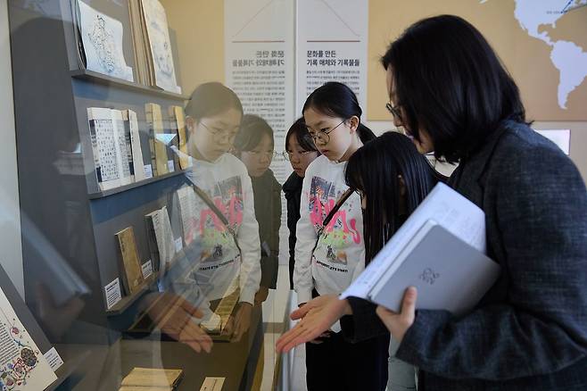 박소연 학예연구사는 인쇄술 발전으로 소수 계층에서만 공유된 지식이 대중화됐다고 소중 학생기자단에게 설명했다.