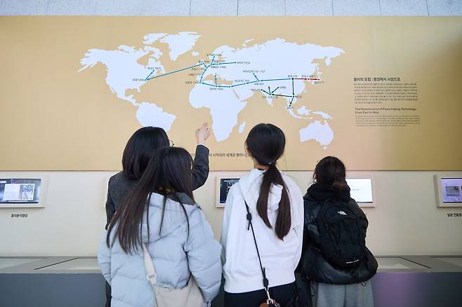 지금도 주변에 흔한 기록 매체인 종이의 발전에 관해 설명하는 박소연(맨 왼쪽) 학예연구사.