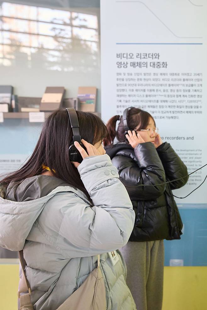음성을 담는 기록 매체 녹음기를 통해 한국 음악이 담긴 최초의 음반 ‘아리랑’을 감상한 박서현·전서진(왼쪽부터) 학생기자.