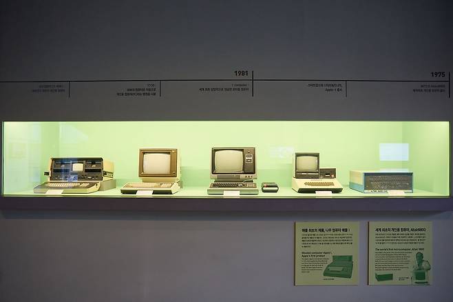 디지털 정보 처리의 방식으로 작은 크기 매체에 많은 양의 정보를 효율적으로 저장하는 컴퓨터의 발전은 기록의 양과 속도를 획기적으로 변화시켰다. 사진은 초기 컴퓨터 모습.