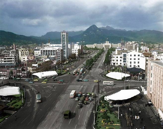 1966년 10월 29일 촬영한 광화문 사거리의 모습. 멀리 보이는 조선총독부 건물은 1996년 11월 13일 완전히 철거됐다.