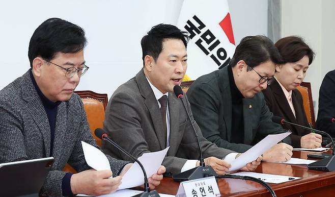 장동혁 국민의힘 대표(왼쪽 둘째)가 2일 오전 국회에서 열린 최고위원회의에서 발언을 하고 있다. 임현동 기자