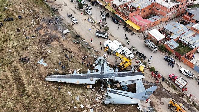 지난달 28일(현지시간) 볼리비아 라파스 인근 엘알토 공항 군용기 사고 현장. 로이터=연합뉴스