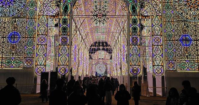 서울 송파구 롯데월드타워 월드파크에서 진행 중인 '2026 롯데 루미나리에' 전경 사진. 사진 롯데물산